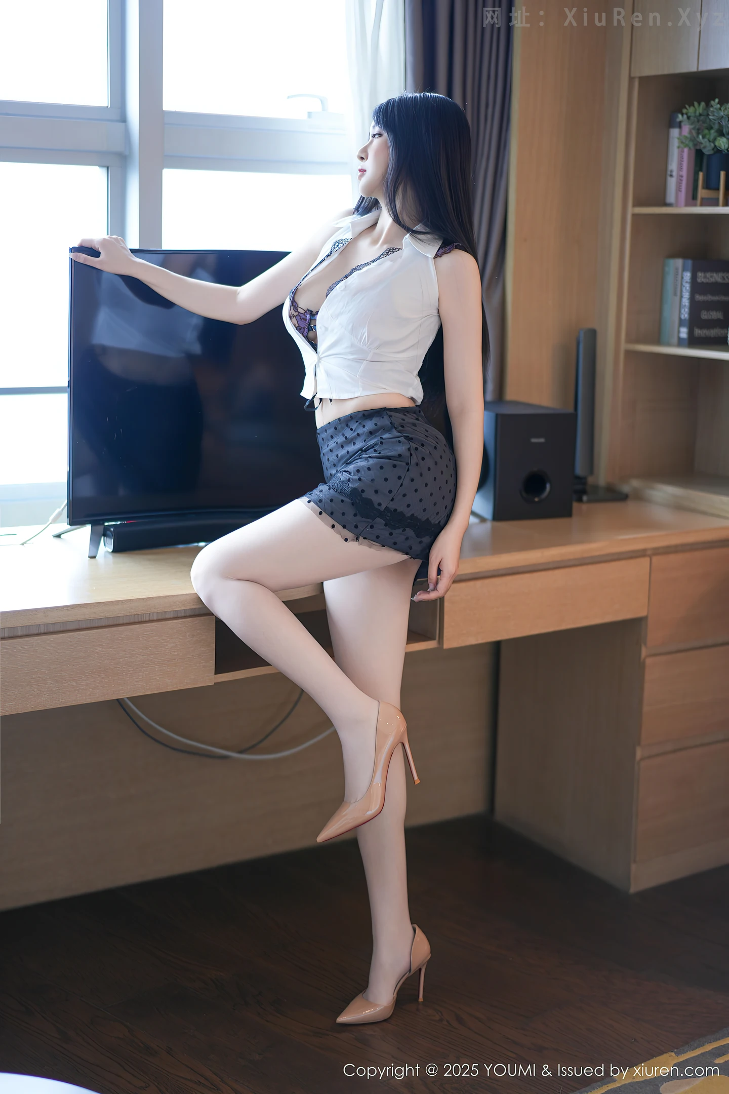 图片[4]-[YouMi尤蜜荟]Vol.1169_模特凯竹Quinn黑色蕾丝波点短裙配白色丝袜秀丰腴身姿诱惑写真69P-秀人网 - XiuRen.Pro